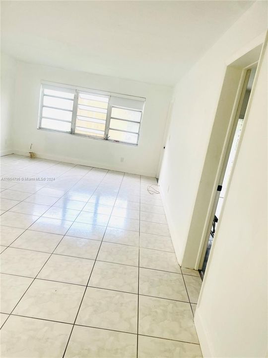 For Rent: $1,850 (1 beds, 1 baths, 954 Square Feet)