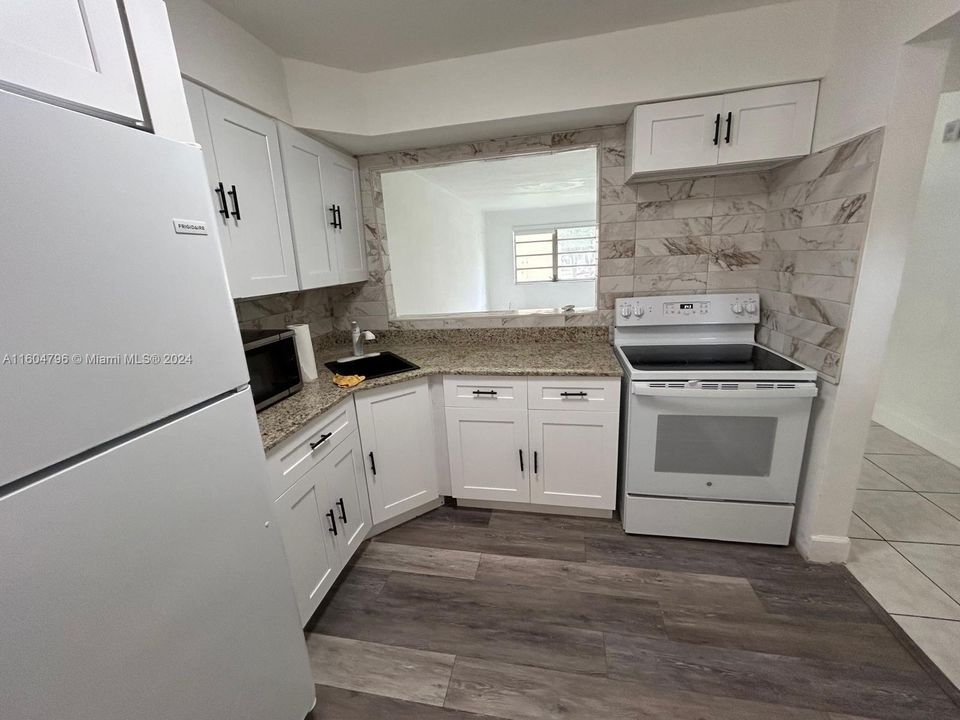 For Rent: $1,850 (1 beds, 1 baths, 954 Square Feet)