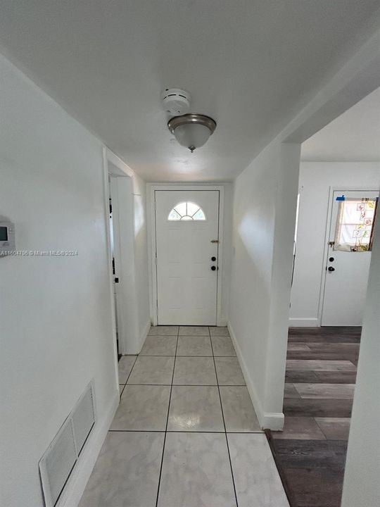 For Rent: $1,850 (1 beds, 1 baths, 954 Square Feet)
