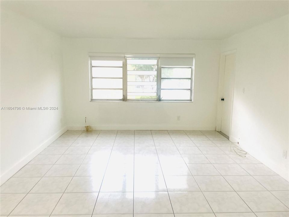 For Rent: $1,850 (1 beds, 1 baths, 954 Square Feet)