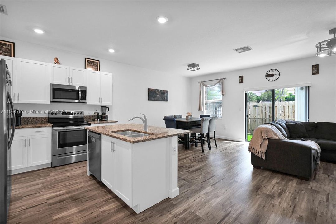 Active With Contract: $3,275 (3 beds, 2 baths, 1478 Square Feet)