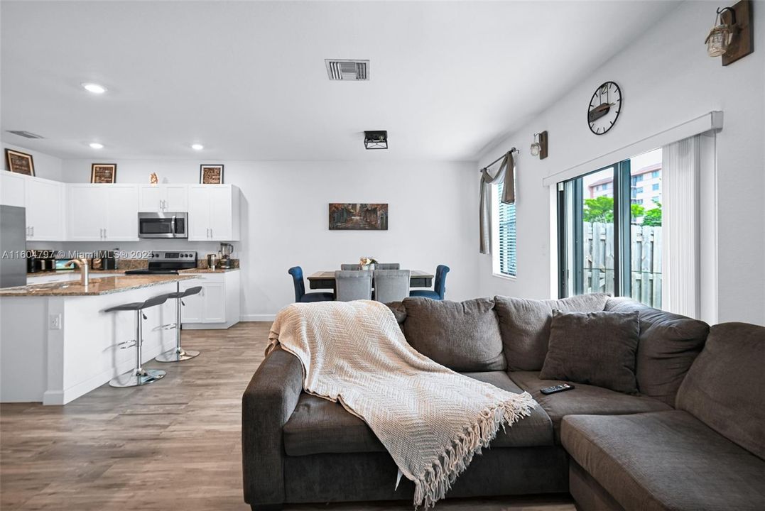 Active With Contract: $3,275 (3 beds, 2 baths, 1478 Square Feet)