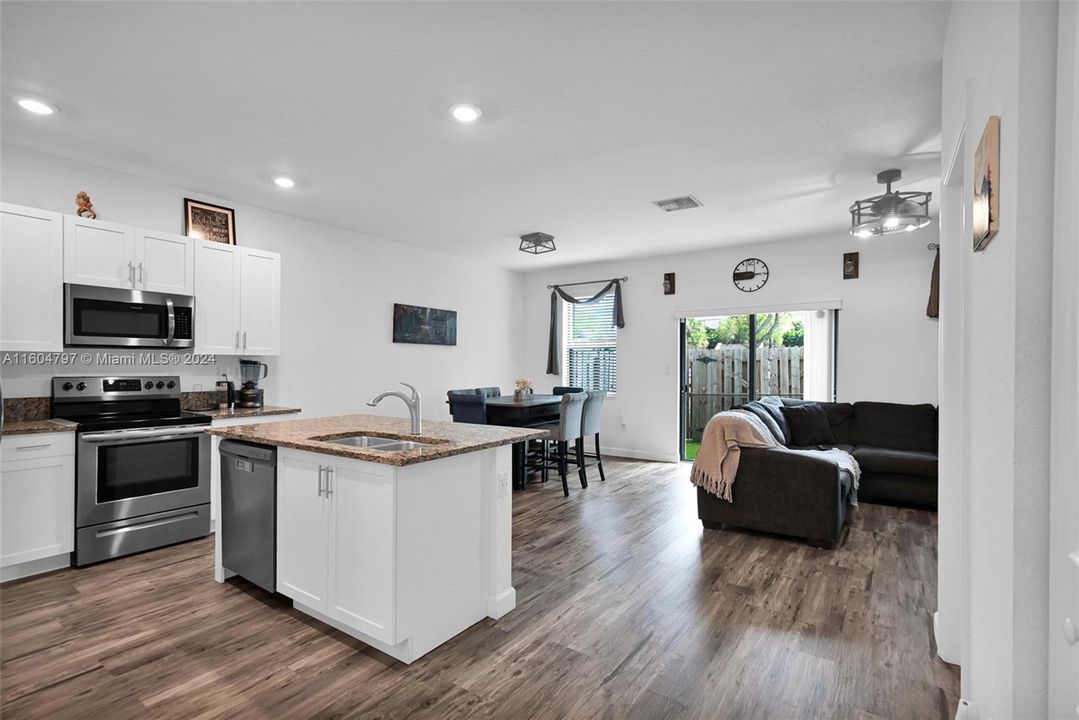 Active With Contract: $3,275 (3 beds, 2 baths, 1478 Square Feet)