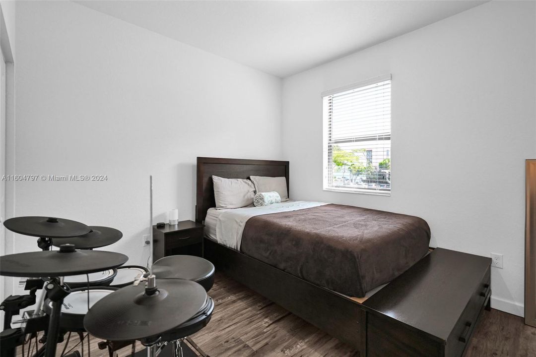Active With Contract: $3,275 (3 beds, 2 baths, 1478 Square Feet)