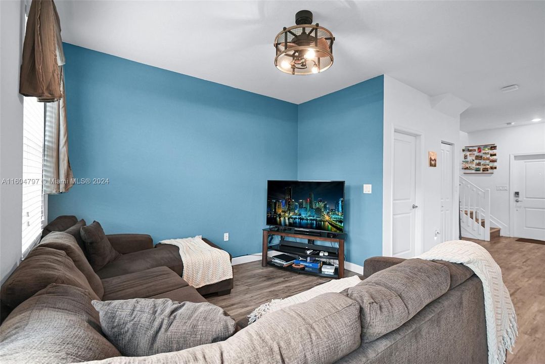 Active With Contract: $3,275 (3 beds, 2 baths, 1478 Square Feet)