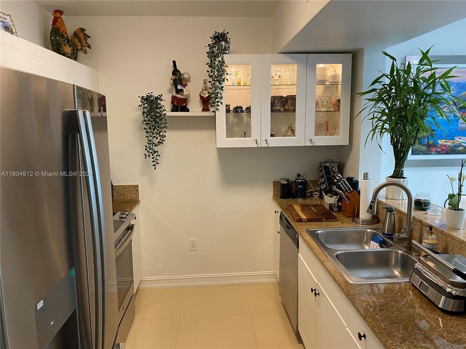 Active With Contract: $329,000 (1 beds, 1 baths, 703 Square Feet)