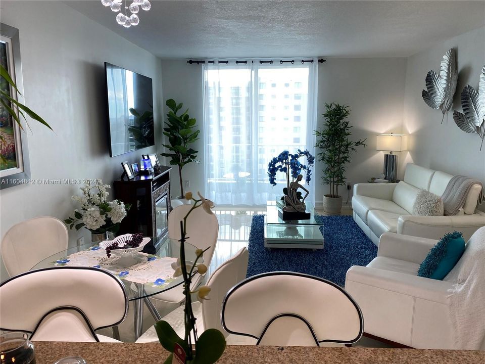 Active With Contract: $329,000 (1 beds, 1 baths, 703 Square Feet)