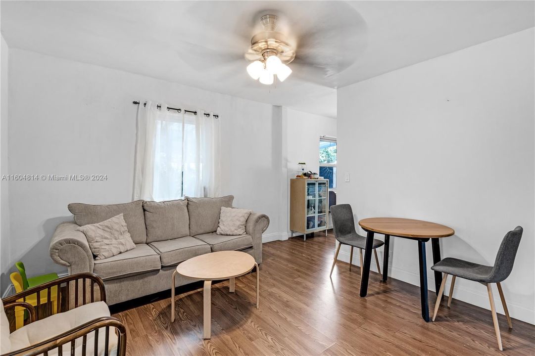 Active With Contract: $325,000 (2 beds, 1 baths, 810 Square Feet)