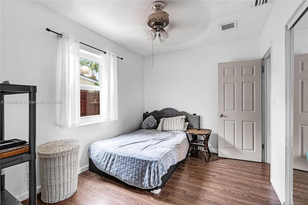 Active With Contract: $325,000 (2 beds, 1 baths, 810 Square Feet)