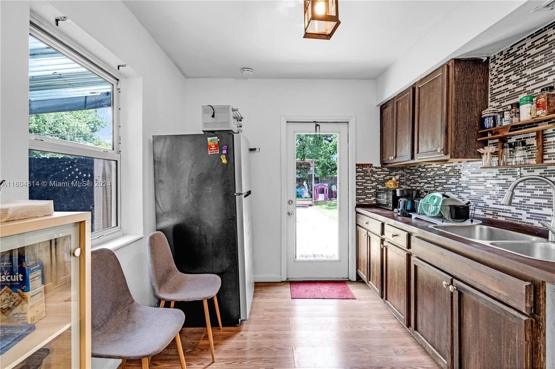 Active With Contract: $325,000 (2 beds, 1 baths, 810 Square Feet)