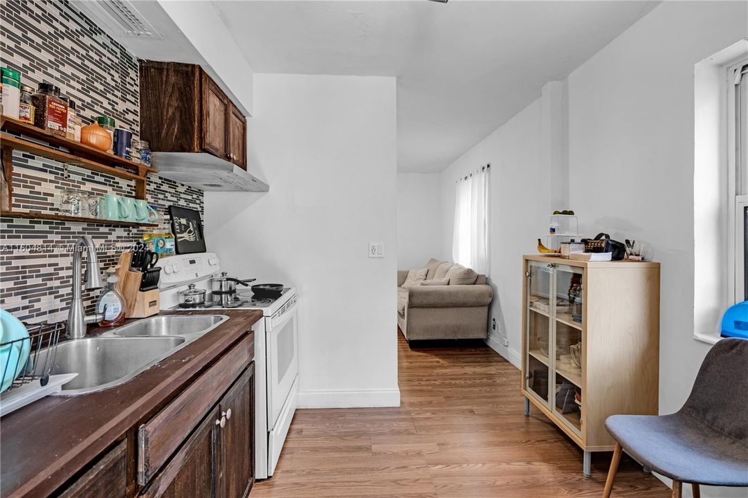 Active With Contract: $325,000 (2 beds, 1 baths, 810 Square Feet)