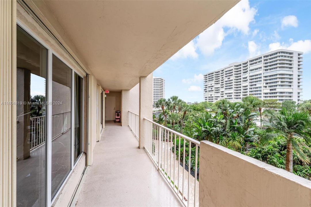 For Sale: $699,000 (2 beds, 2 baths, 1915 Square Feet)