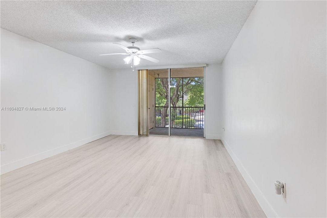 For Sale: $299,000 (1 beds, 1 baths, 810 Square Feet)