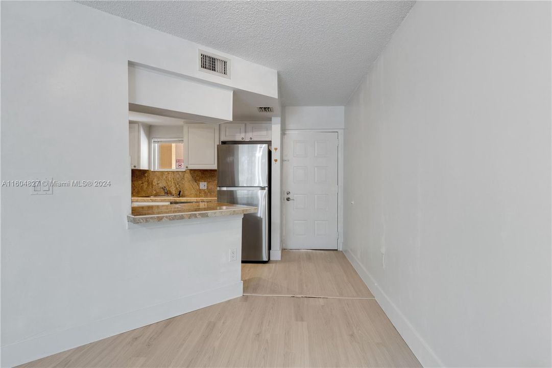 For Sale: $299,000 (1 beds, 1 baths, 810 Square Feet)