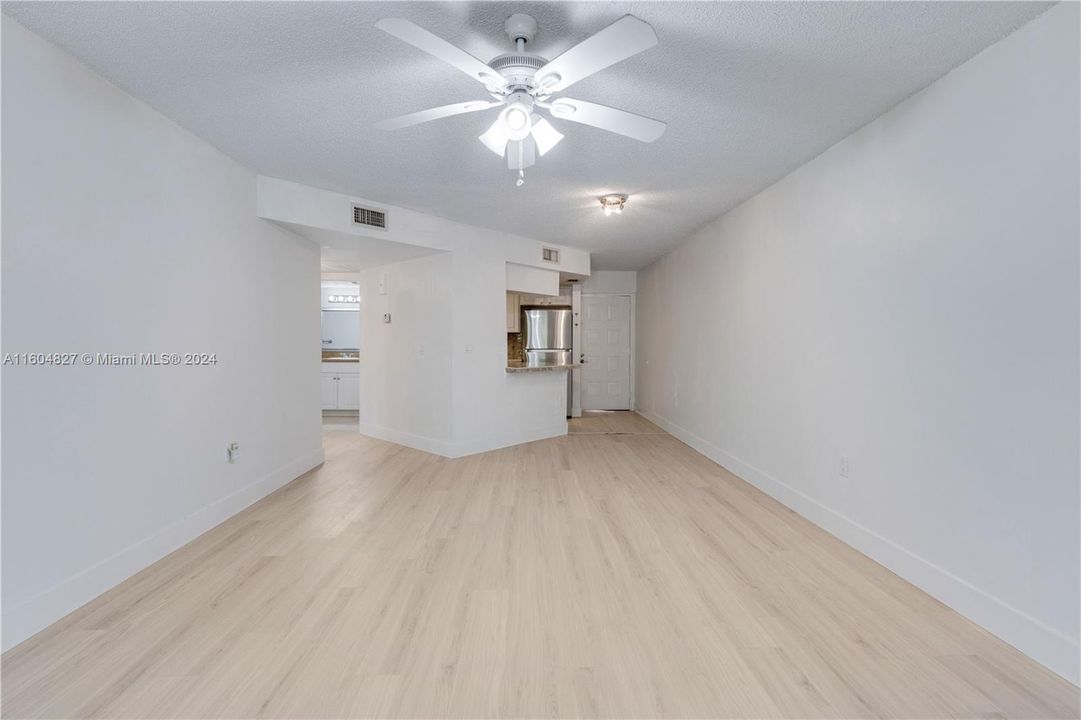 For Sale: $299,000 (1 beds, 1 baths, 810 Square Feet)