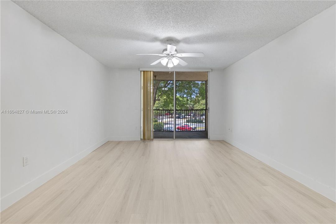 For Sale: $299,000 (1 beds, 1 baths, 810 Square Feet)