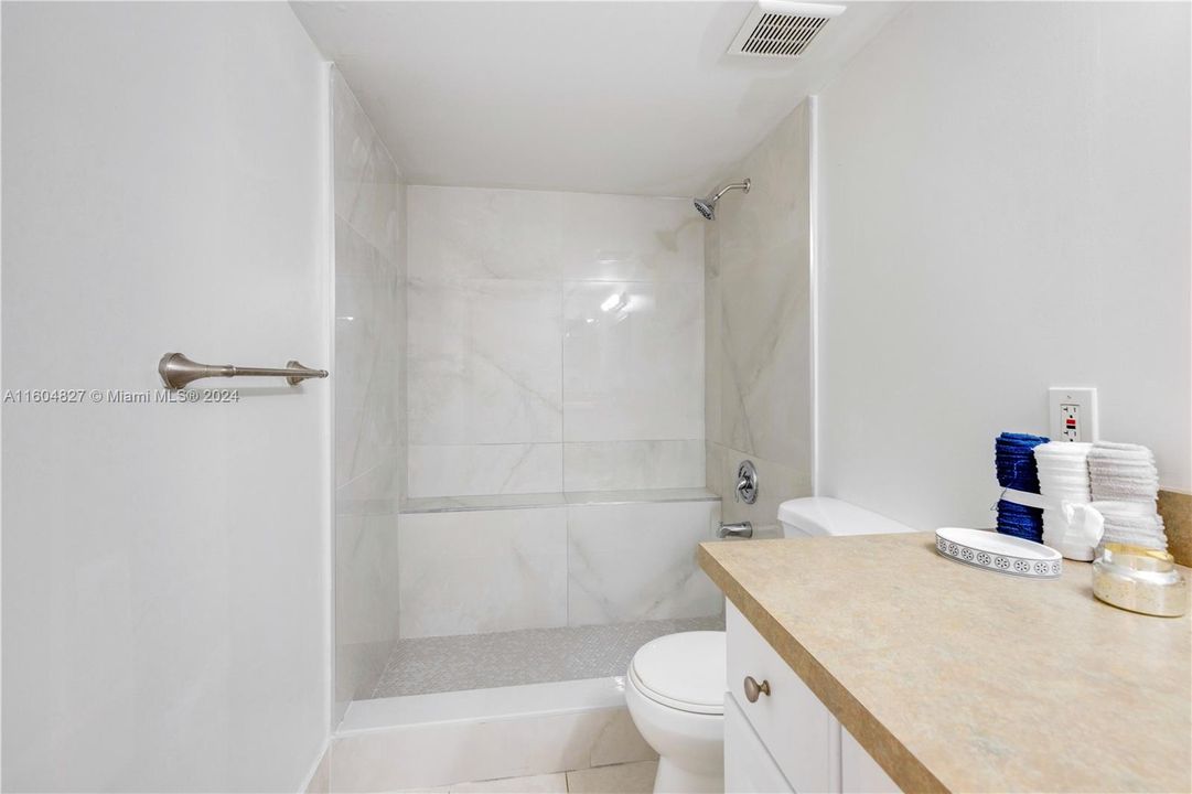 For Sale: $299,000 (1 beds, 1 baths, 810 Square Feet)