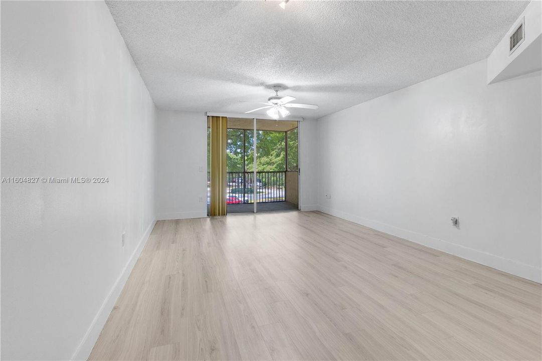 For Sale: $299,000 (1 beds, 1 baths, 810 Square Feet)