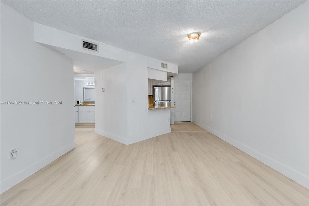 For Sale: $299,000 (1 beds, 1 baths, 810 Square Feet)