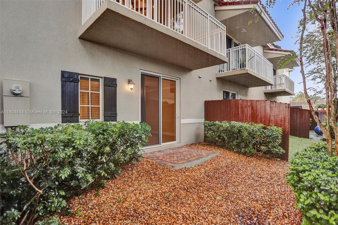 Active With Contract: $3,975 (3 beds, 3 baths, 2060 Square Feet)