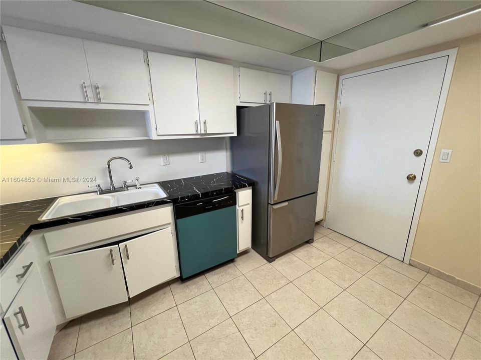 For Rent: $1,500 (1 beds, 2 baths, 861 Square Feet)