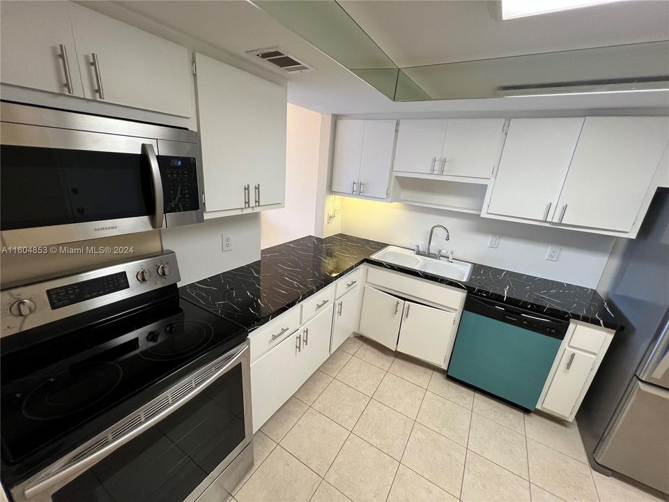 For Rent: $1,500 (1 beds, 2 baths, 861 Square Feet)