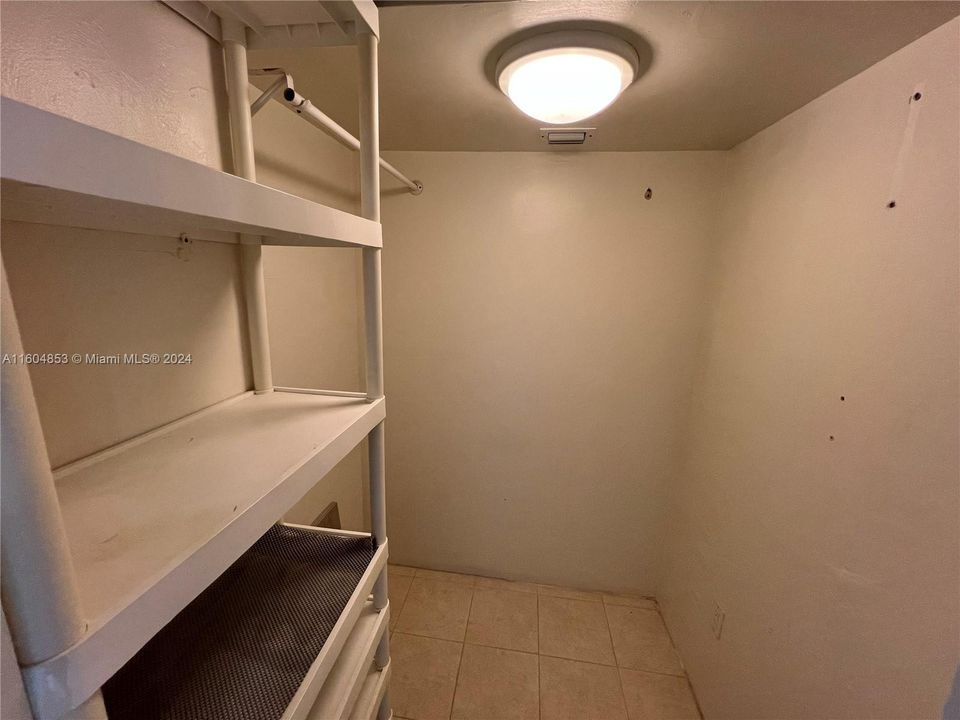 For Rent: $1,500 (1 beds, 2 baths, 861 Square Feet)