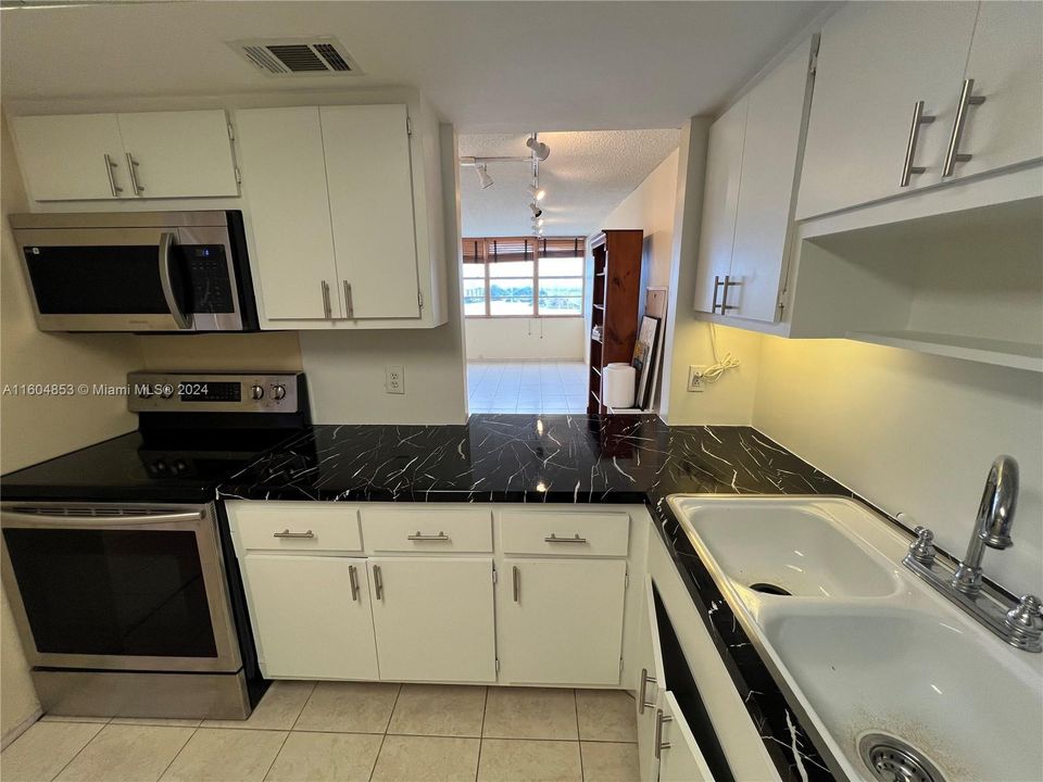 For Rent: $1,500 (1 beds, 2 baths, 861 Square Feet)