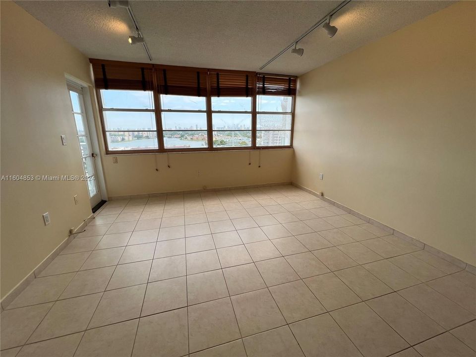 For Rent: $1,500 (1 beds, 2 baths, 861 Square Feet)