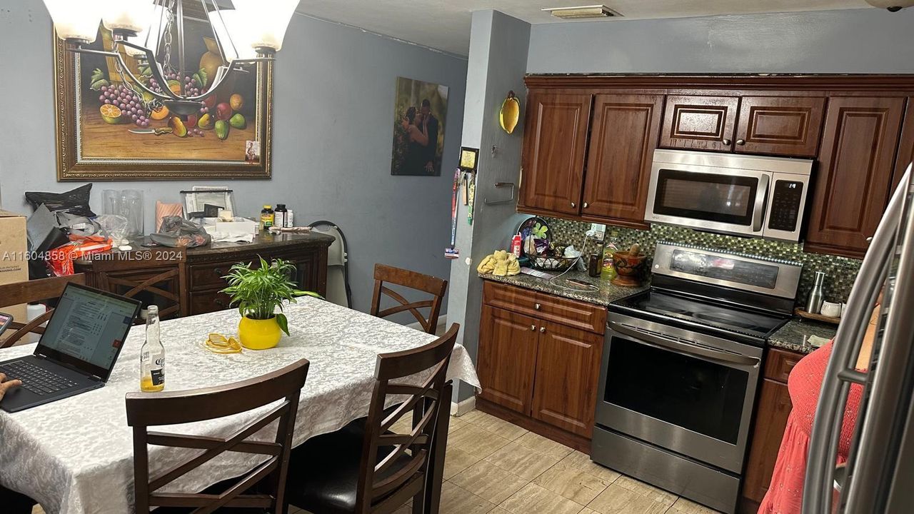 For Sale: $440,000 (2 beds, 1 baths, 1070 Square Feet)