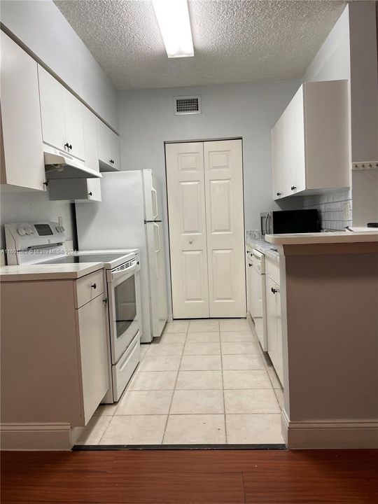 For Rent: $2,100 (2 beds, 2 baths, 1051 Square Feet)