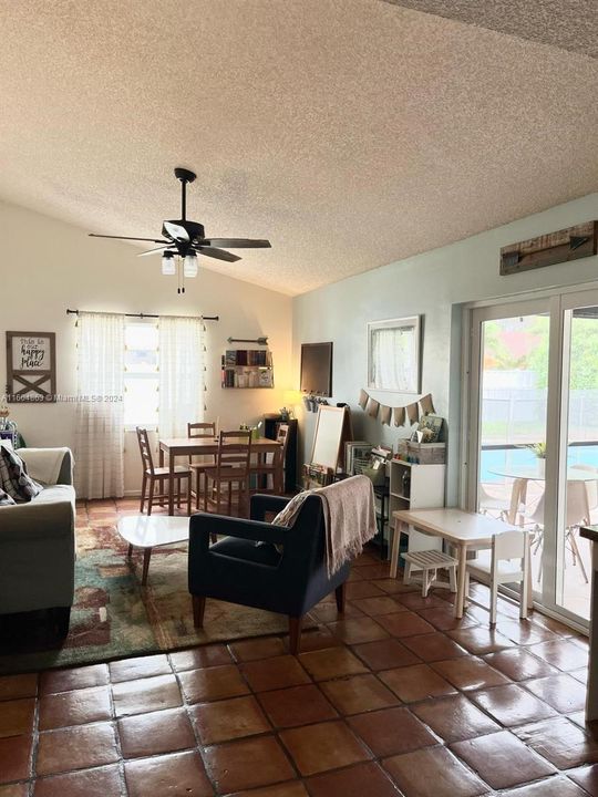 Vendido Recientemente: $645,000 (3 camas, 2 baños, 1788 Pies cuadrados)