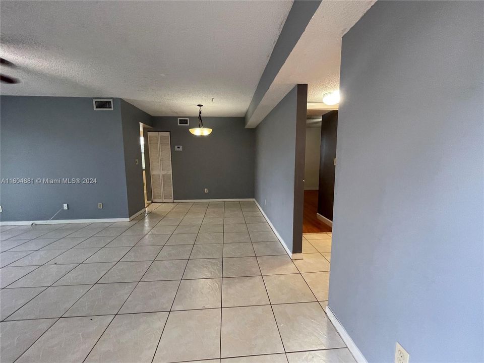 For Sale: $249,000 (2 beds, 2 baths, 1037 Square Feet)