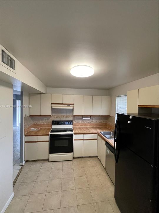 For Sale: $249,000 (2 beds, 2 baths, 1037 Square Feet)