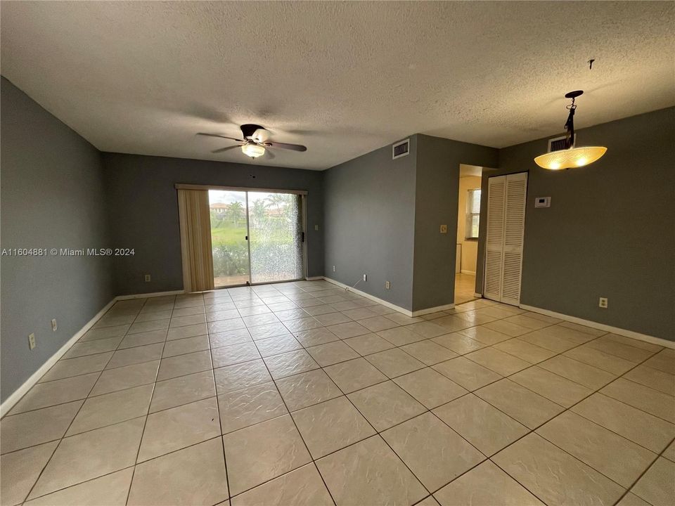 For Sale: $249,000 (2 beds, 2 baths, 1037 Square Feet)