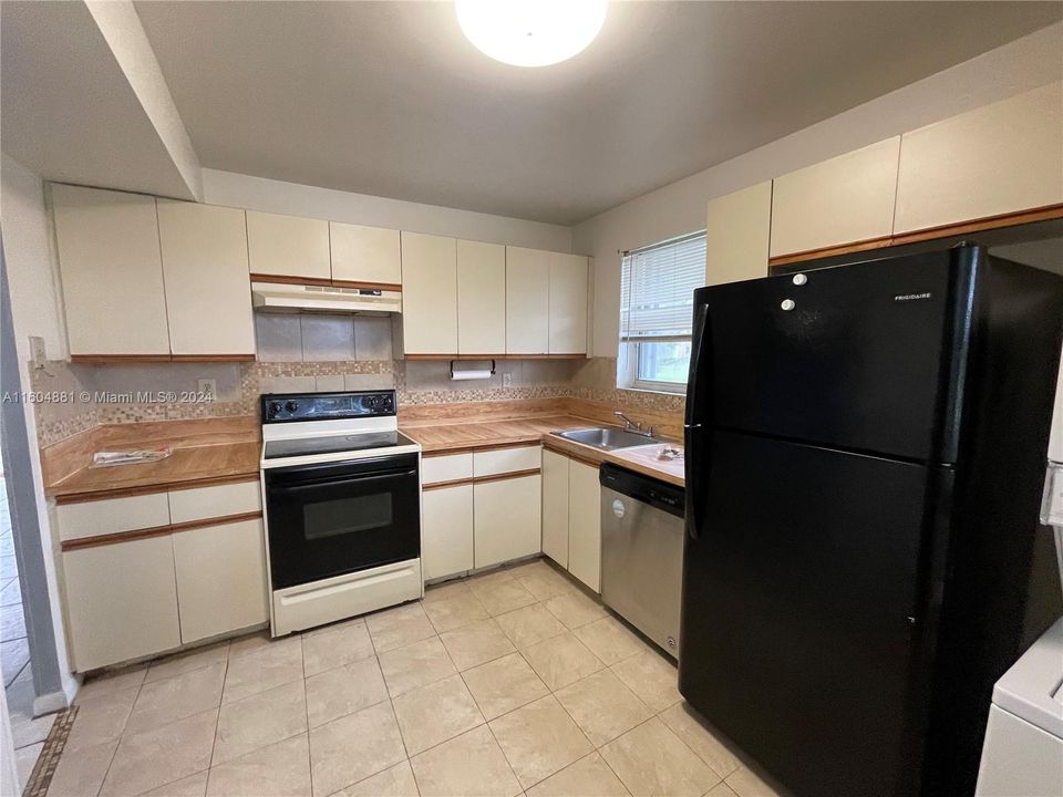 Active With Contract: $249,000 (2 beds, 2 baths, 1037 Square Feet)