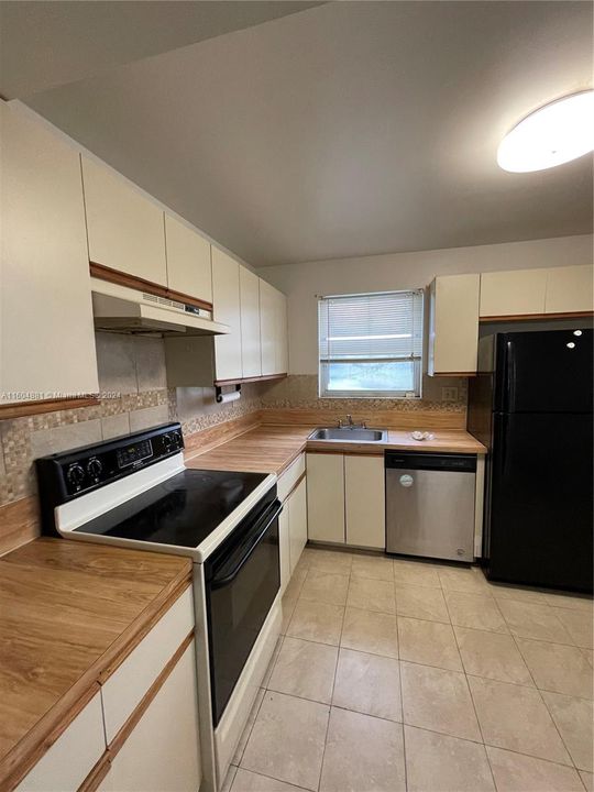 Active With Contract: $249,000 (2 beds, 2 baths, 1037 Square Feet)