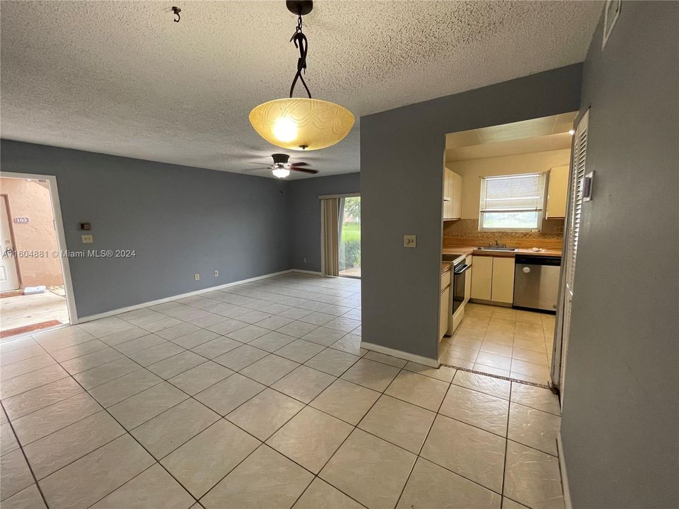 For Sale: $249,000 (2 beds, 2 baths, 1037 Square Feet)