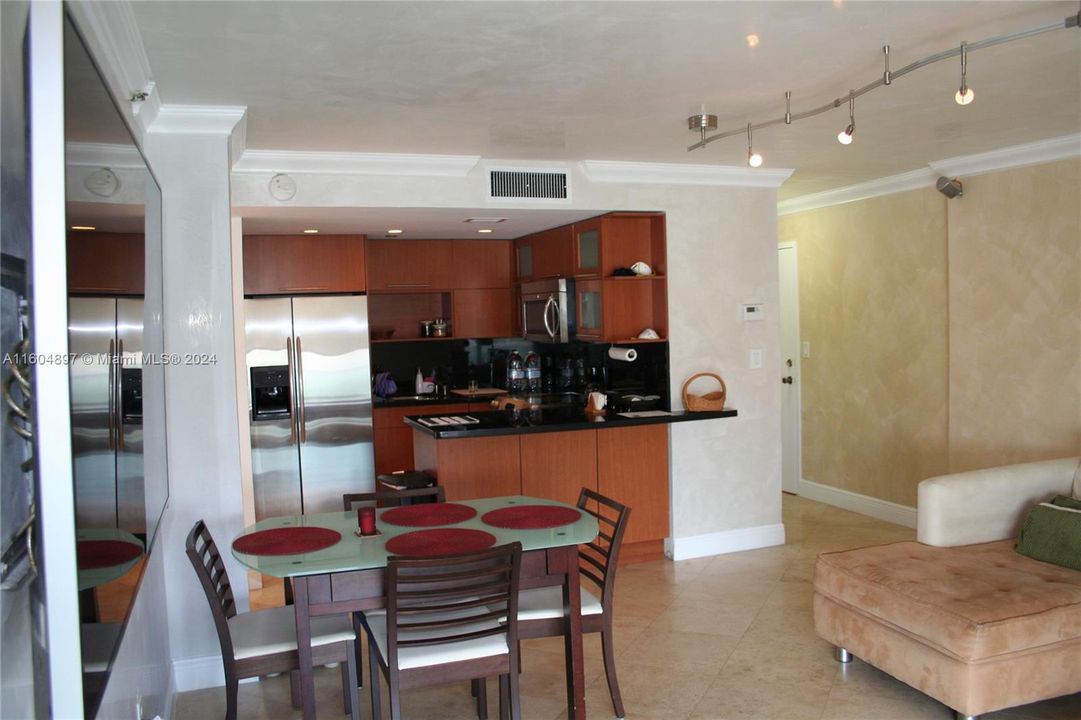 Active With Contract: $2,600 (1 beds, 1 baths, 723 Square Feet)