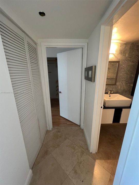 Active With Contract: $2,600 (1 beds, 1 baths, 723 Square Feet)