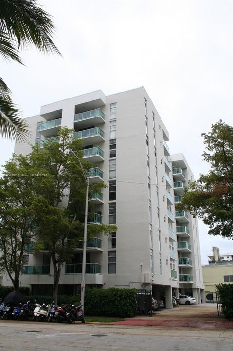 Active With Contract: $2,600 (1 beds, 1 baths, 723 Square Feet)