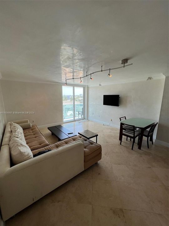 Active With Contract: $2,600 (1 beds, 1 baths, 723 Square Feet)