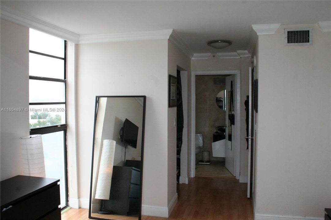 Active With Contract: $2,600 (1 beds, 1 baths, 723 Square Feet)