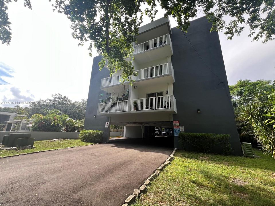 Recently Sold: $165,000 (1 beds, 1 baths, 886 Square Feet)