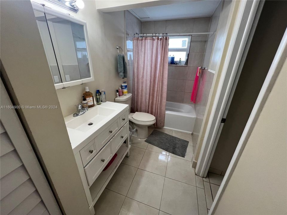 Recently Sold: $165,000 (1 beds, 1 baths, 886 Square Feet)