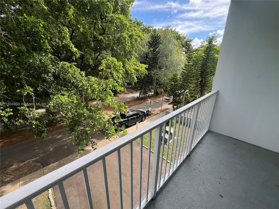 Recently Sold: $165,000 (1 beds, 1 baths, 886 Square Feet)