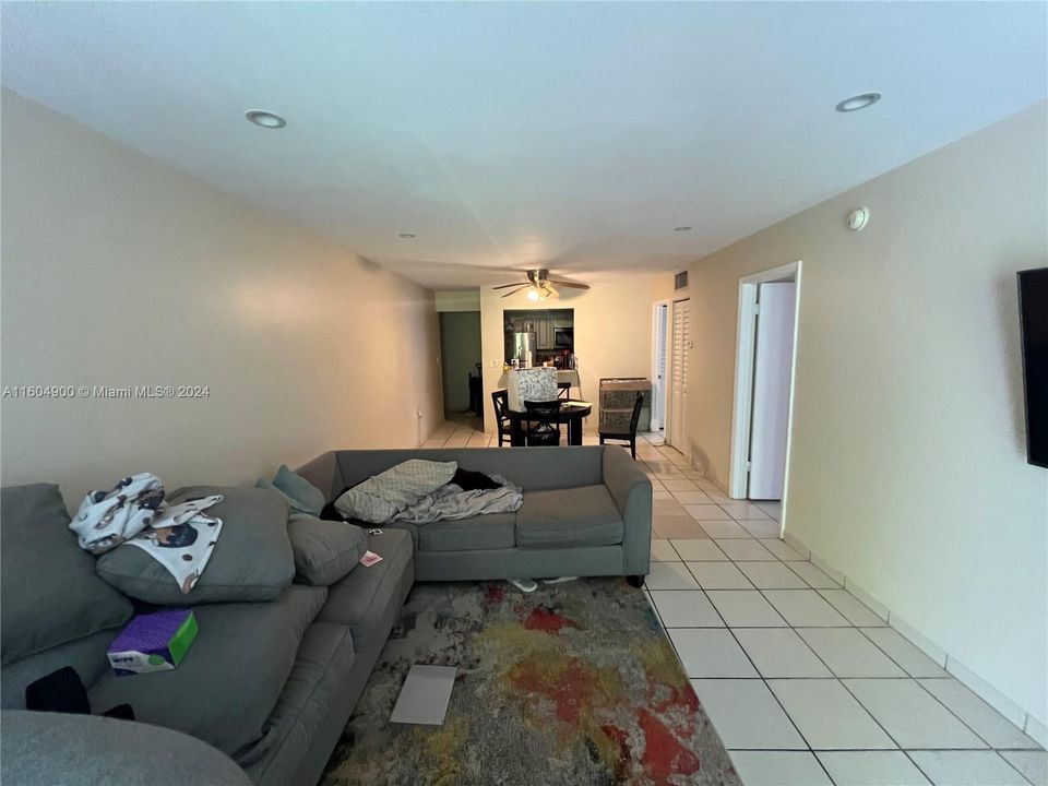 Recently Sold: $165,000 (1 beds, 1 baths, 886 Square Feet)