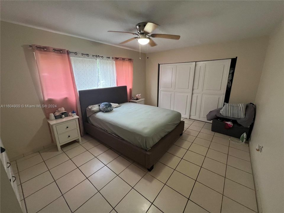 Recently Sold: $165,000 (1 beds, 1 baths, 886 Square Feet)