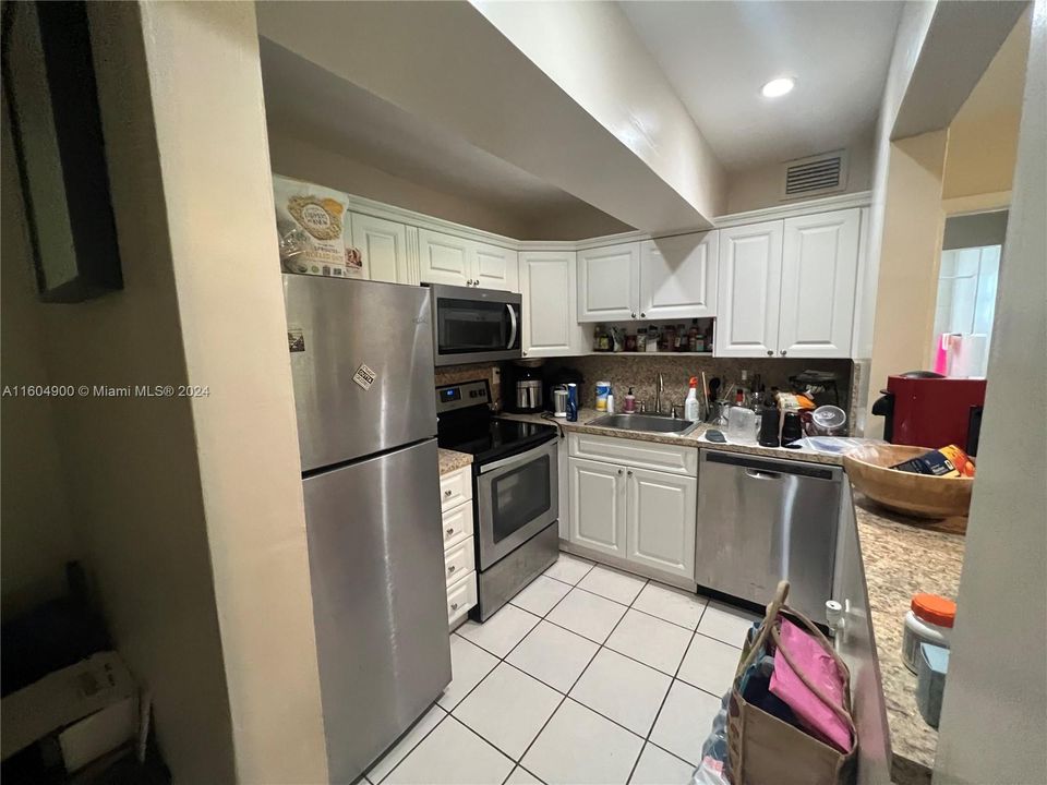 Recently Sold: $165,000 (1 beds, 1 baths, 886 Square Feet)
