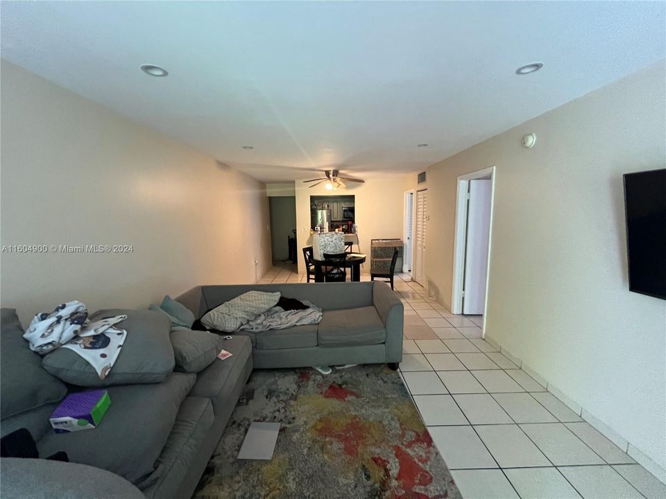 Recently Sold: $165,000 (1 beds, 1 baths, 886 Square Feet)